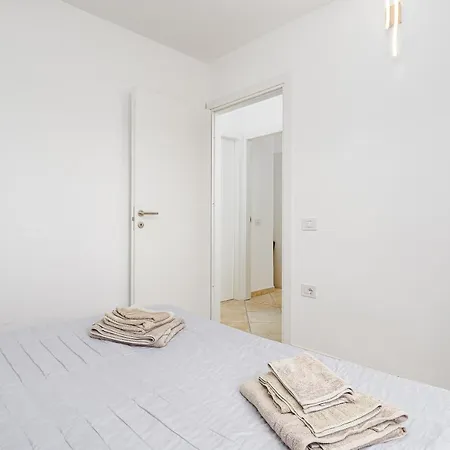 Two-bedroom アパート